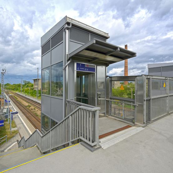 (Symbolbild) Der Blick auf die barrierefreie Personenüberführung (PÜ) des Bahnhofs Ortrand 