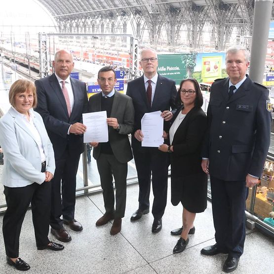 Beteiligte bei der Unterzeichnung der Kooperationsvereinbarung für den Frankfurter Hauptbahnhof