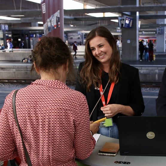 Personalexpertin der DB im Job-Beratungsgespräch