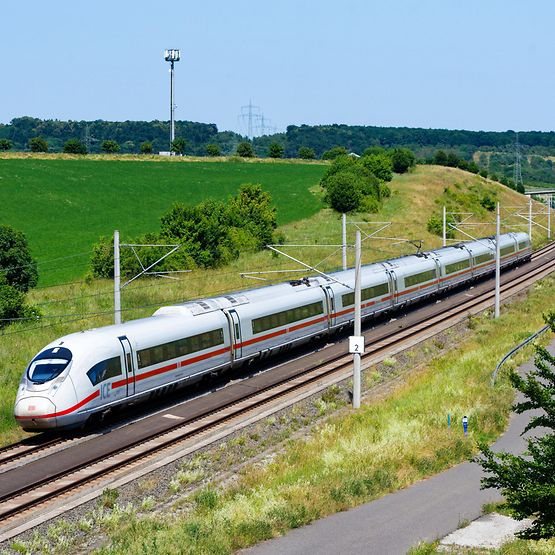ICE 3neo auf der Schnellfahrstrecke durch Thüringen 