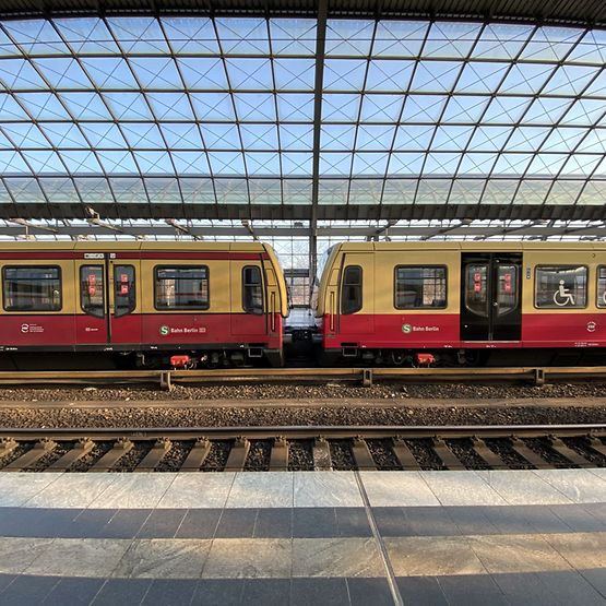 Zwei Wagen der S-Bahn-Baureihe 481 vor und nach dem Redesign im Bahnhof Spandau