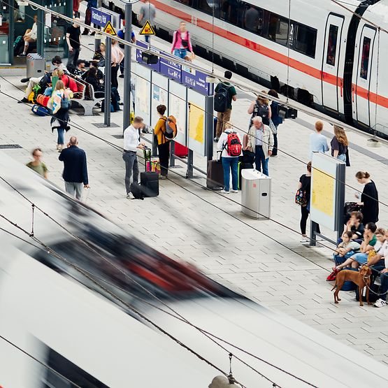  Reisende im Hauptbahnhof Hamburg