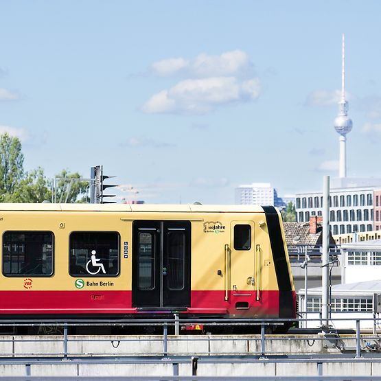 S-Bahn der BR 483/484 in Berlin Ostkreuz mit dem Fernsehturm im Hintergrund