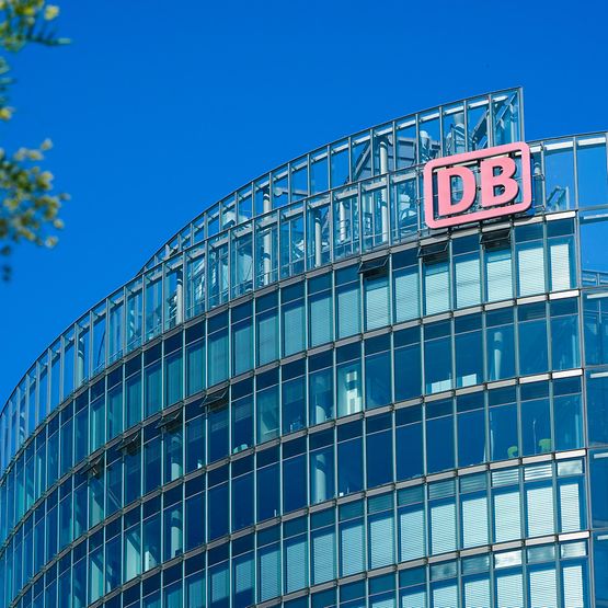 Ein Gebäude mit Glasfassade mit DB Logo