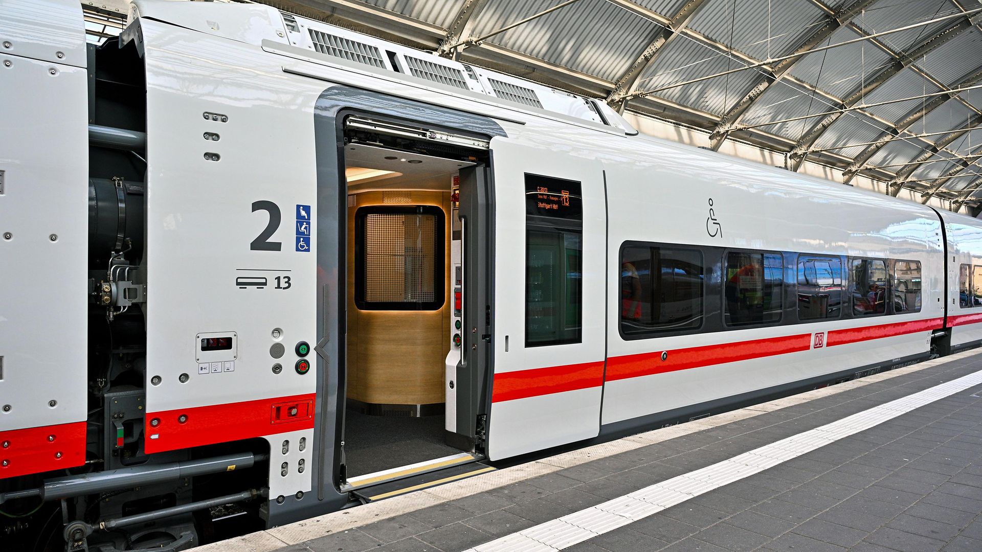 Stufenloser Einstieg in den ICE L, hier in den Wagen für mobilitätseingeschränkte Reisende