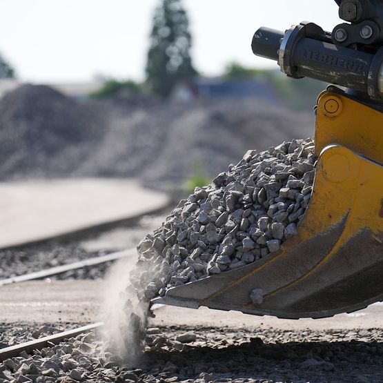 Baggerschaufel mit Schotter (Symbolbild) 