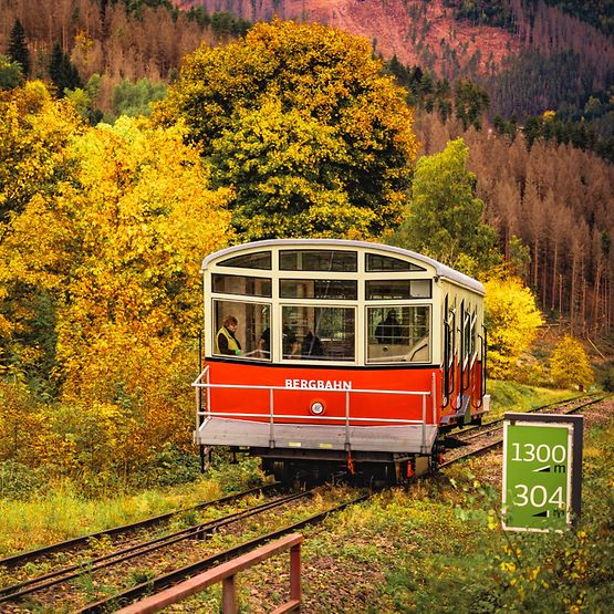 Fahrt der Thüringer Bergbahn im Herbst