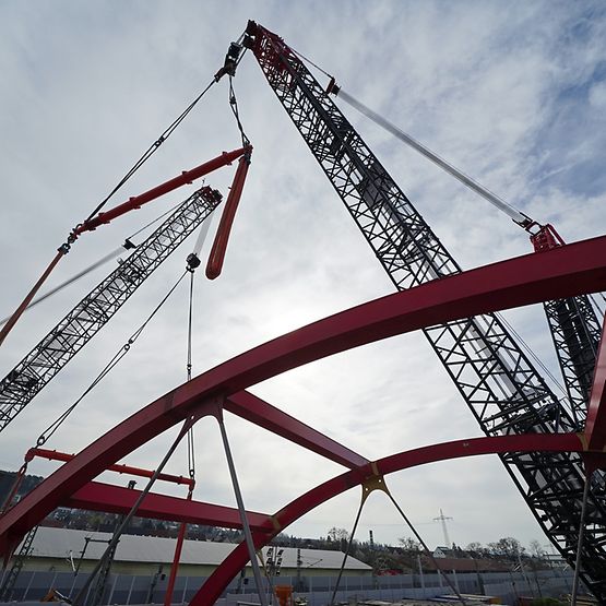 Einschub einer Brücke mithilfe von zwei Kränen