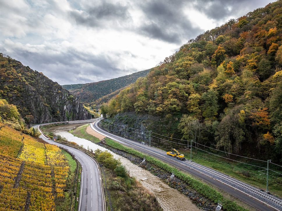 Blick von oben auf die Ahrtalbahn