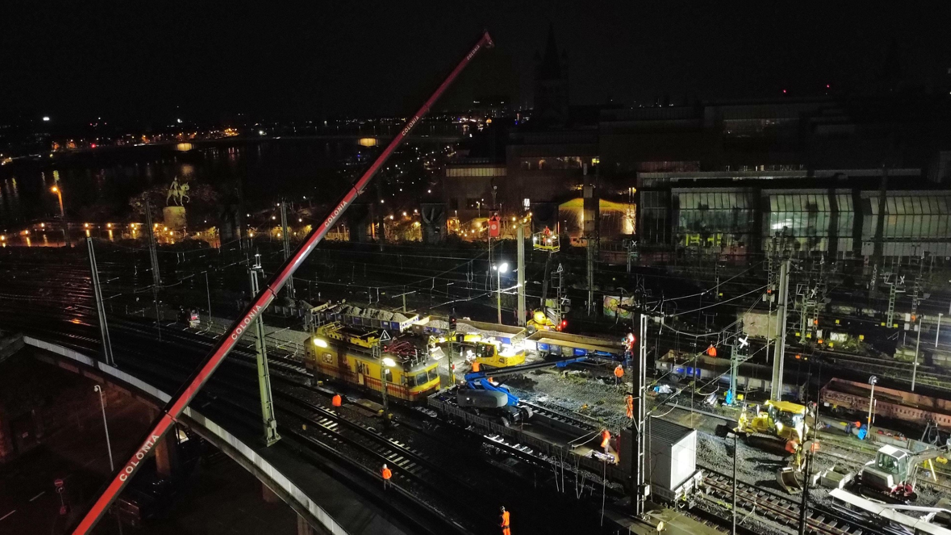 Arbeiten am Kölner Hauptbahnhof bei Nacht