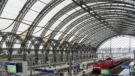 Bild in die Halle des Dresdener Hauptbahnhofes mit neuem Dach