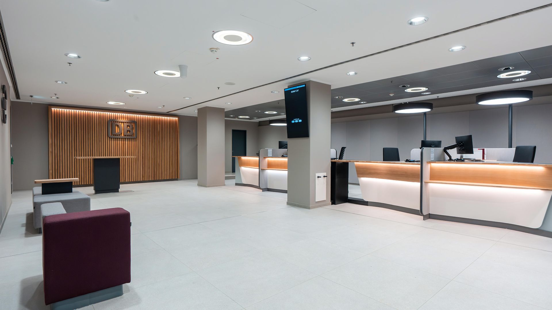 Ansicht des leeren DB Reisezentrums