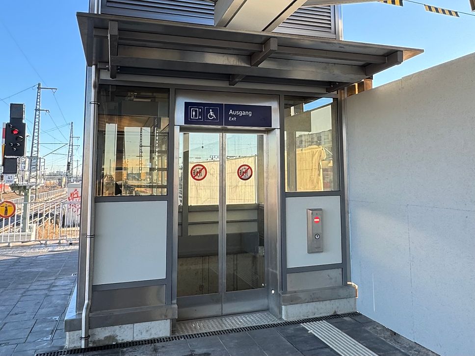 Neuer Aufzug in der Station München-Laim