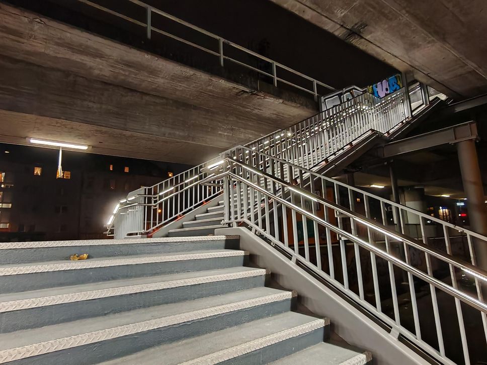 Neuer Treppenaufgang am Bahnhof Frankfurt West