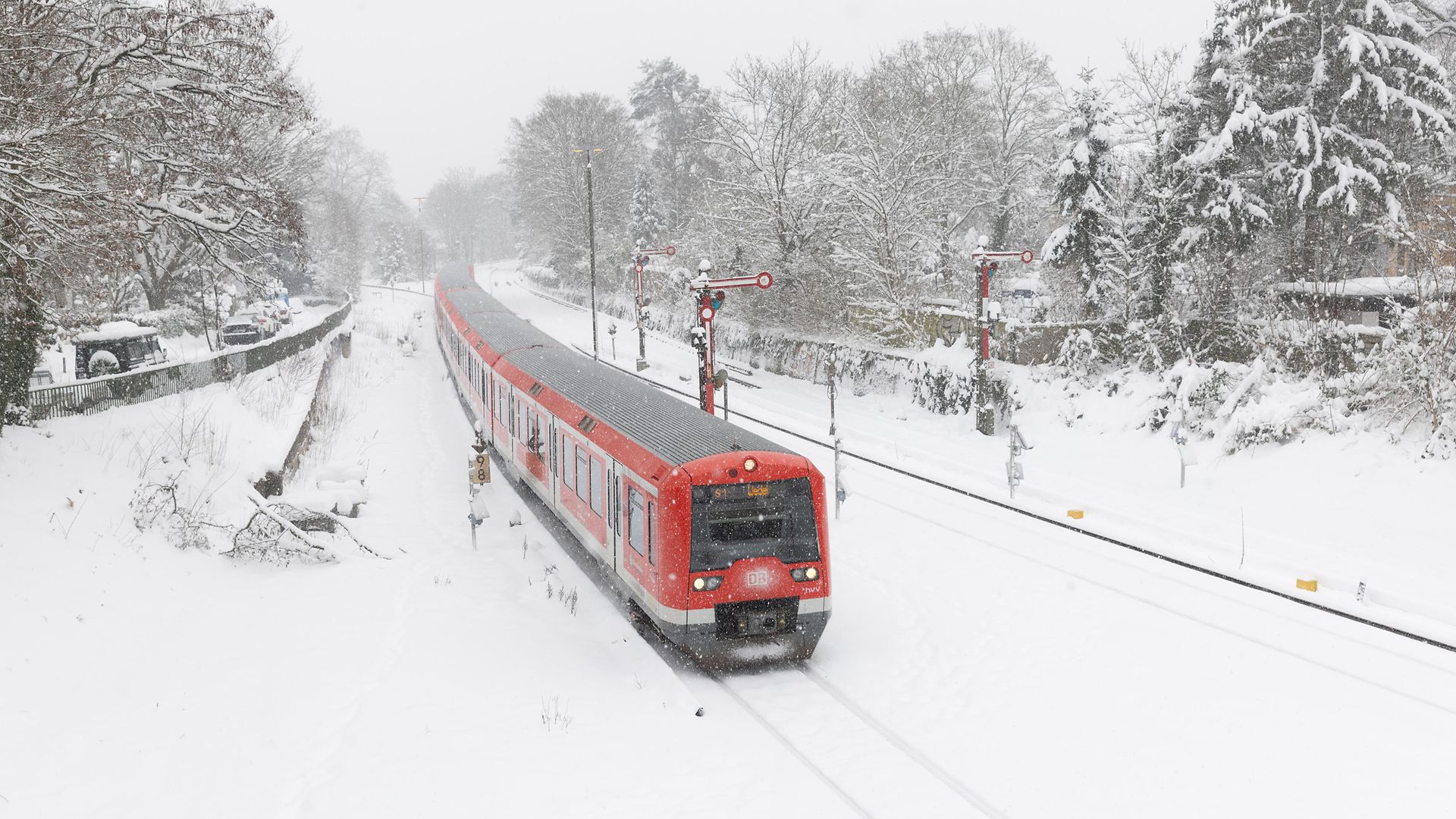 Die Bahn unterwegs im winterlichen Hamburg