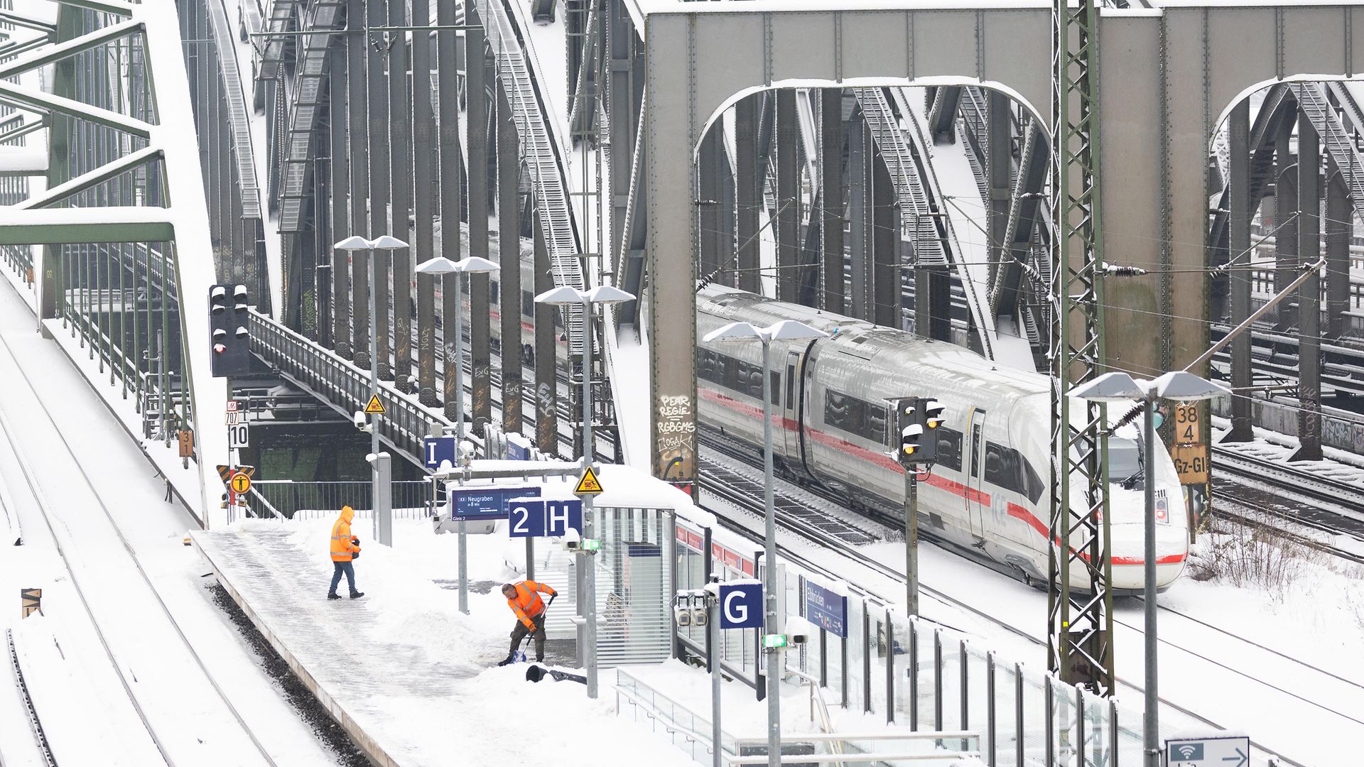Die Bahn unterwegs im winterlichen Hamburg