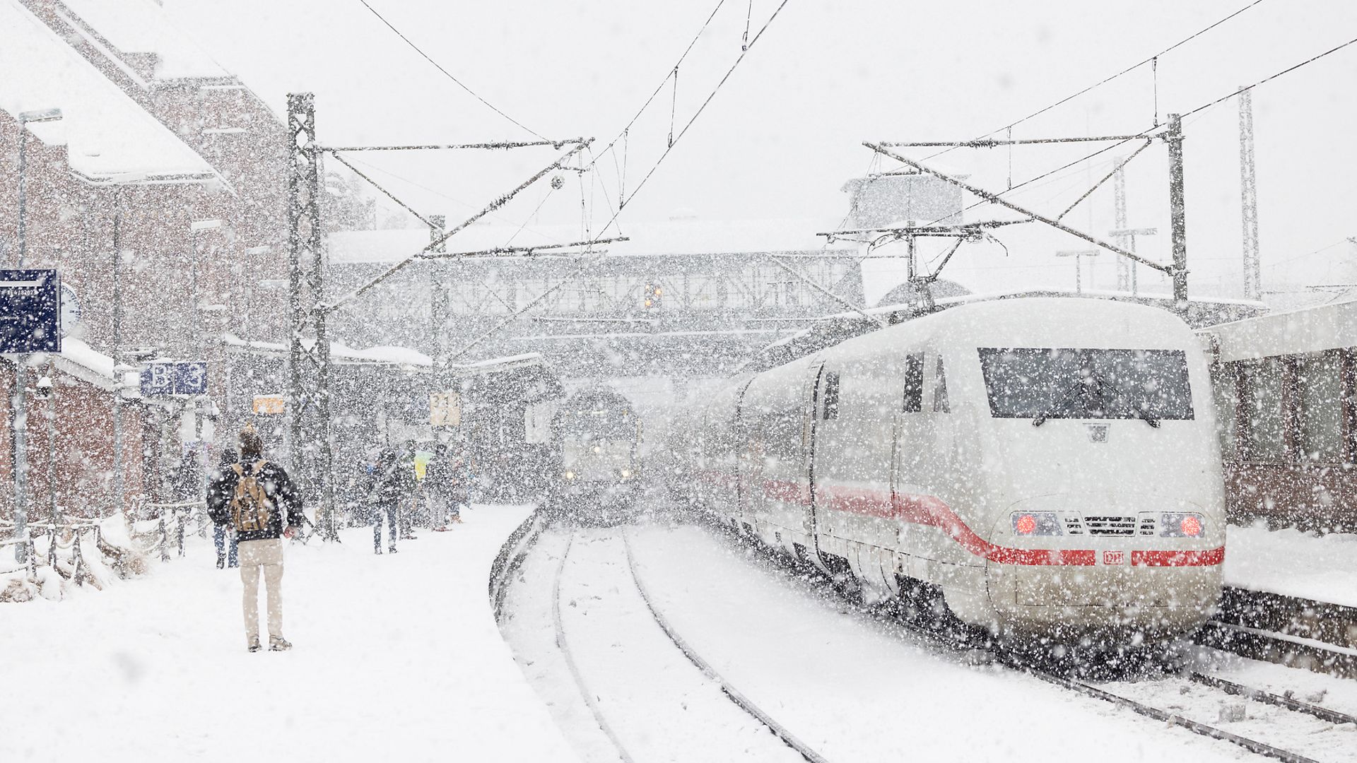Die Bahn unterwegs im winterlichen Hamburg - Bahnhof Hamburg-Harburg mit ICE 1 Baureihe 401
