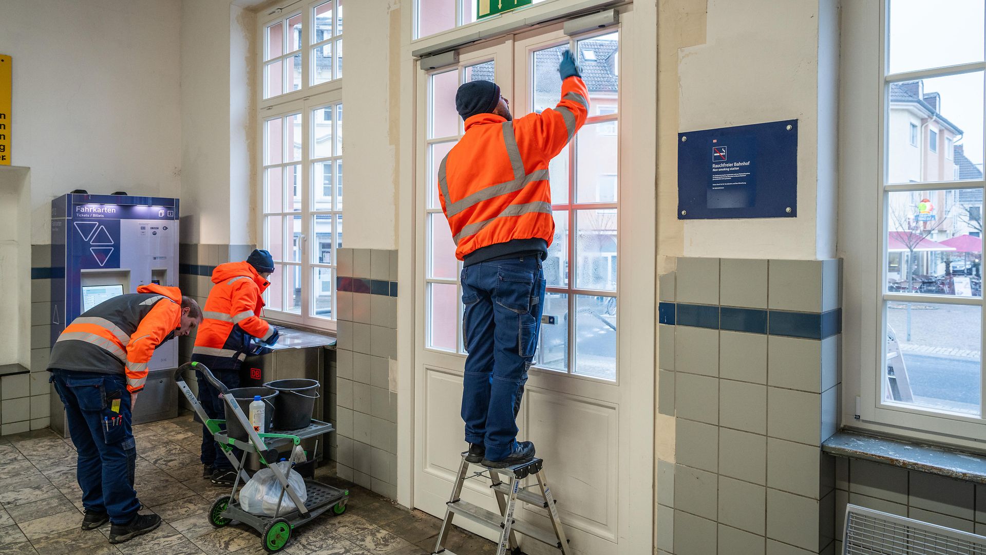 Mobiles Handwerkerteam bei Arbeiten im Bahnhof Remagen