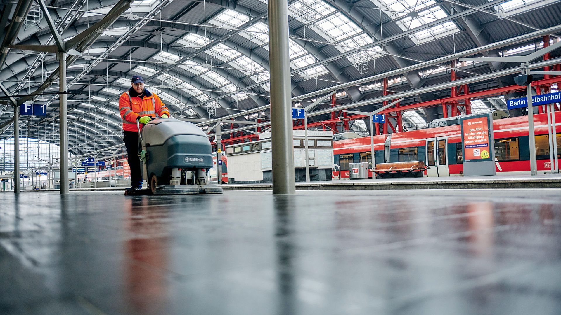 Mitarbeiter von DB Services bei der Reinigung im Bahnhof