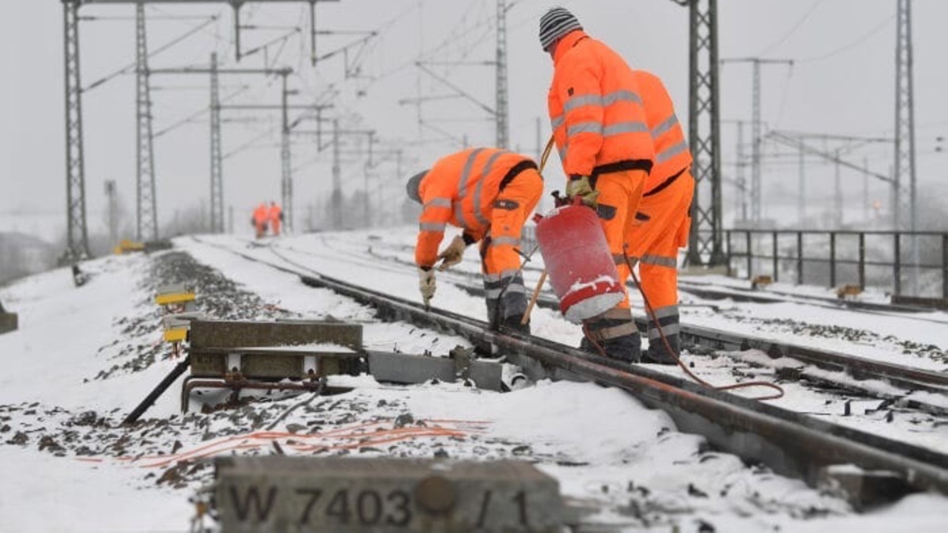 Mitarbeitende der DB InfraGO enteisen die Infrastruktur