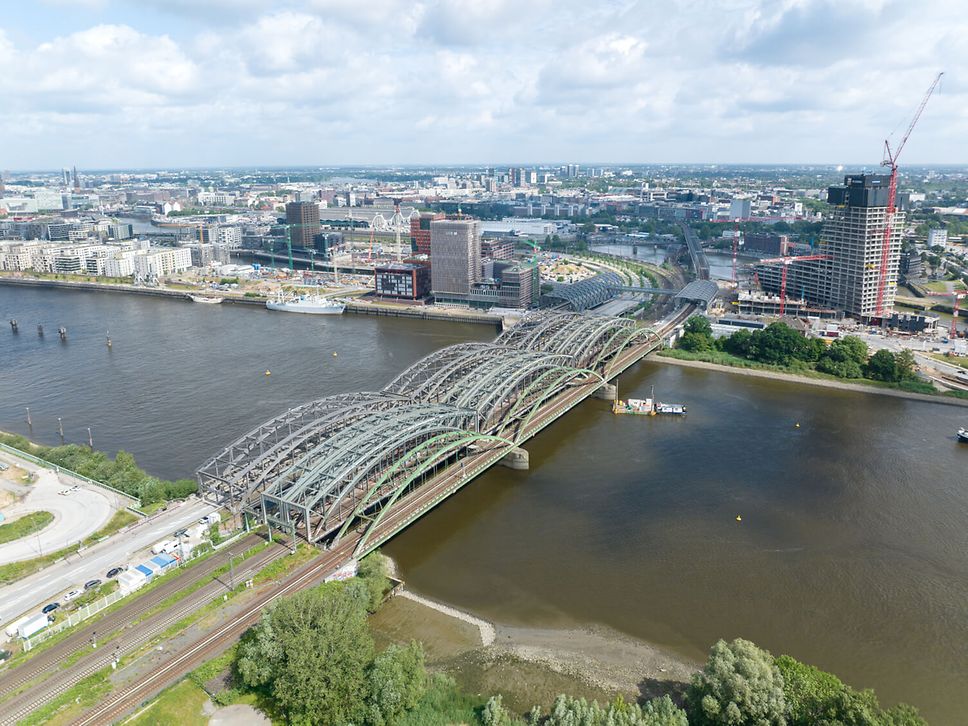 Die historischen Norderelbbrücken (2. und 3. v.r.)