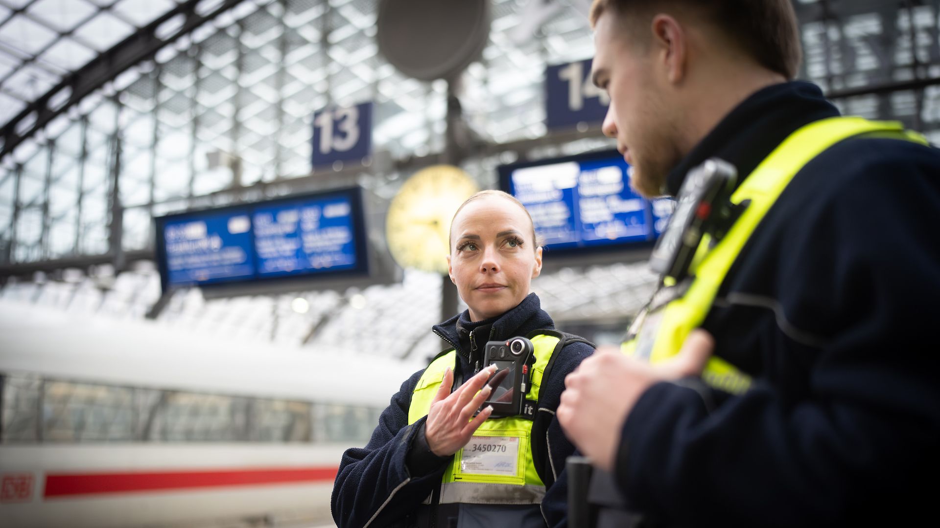 Sicherheitskräfte mit Bodycam