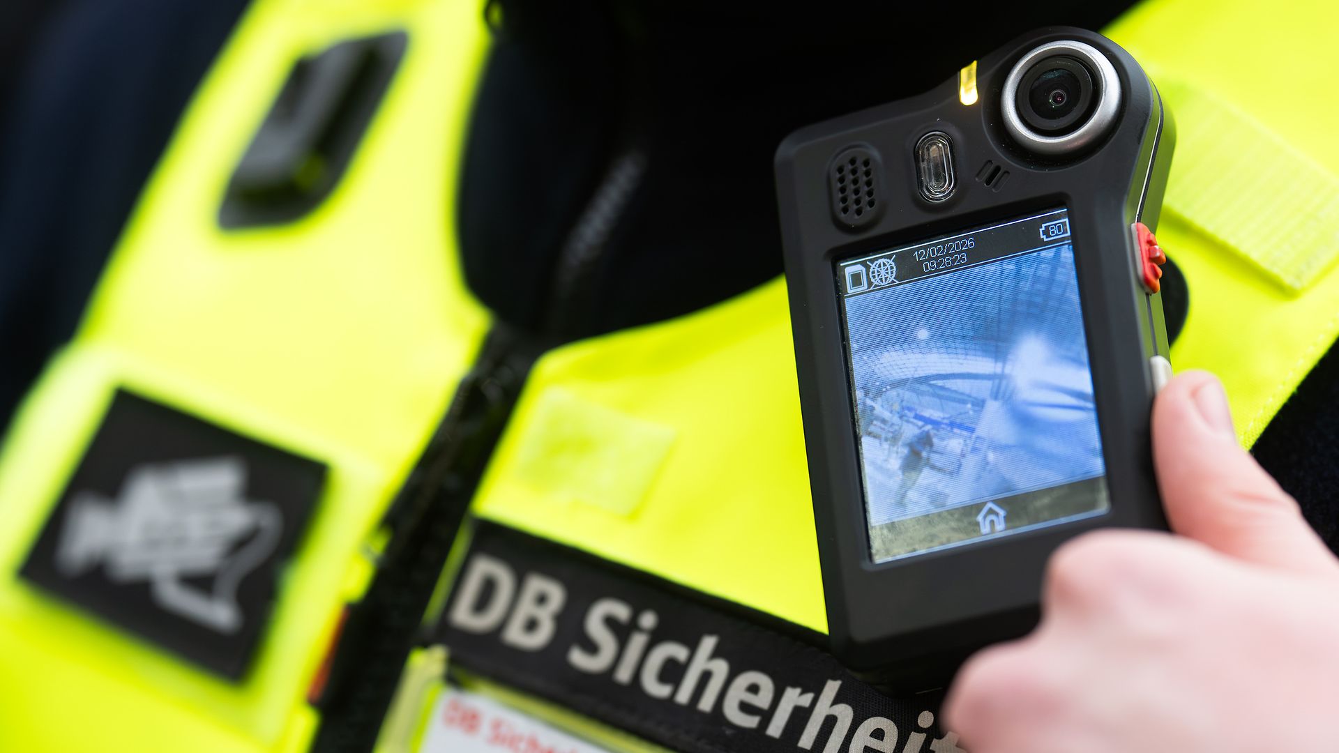 Bodycam an Kleidung einer Sicherheitskraft