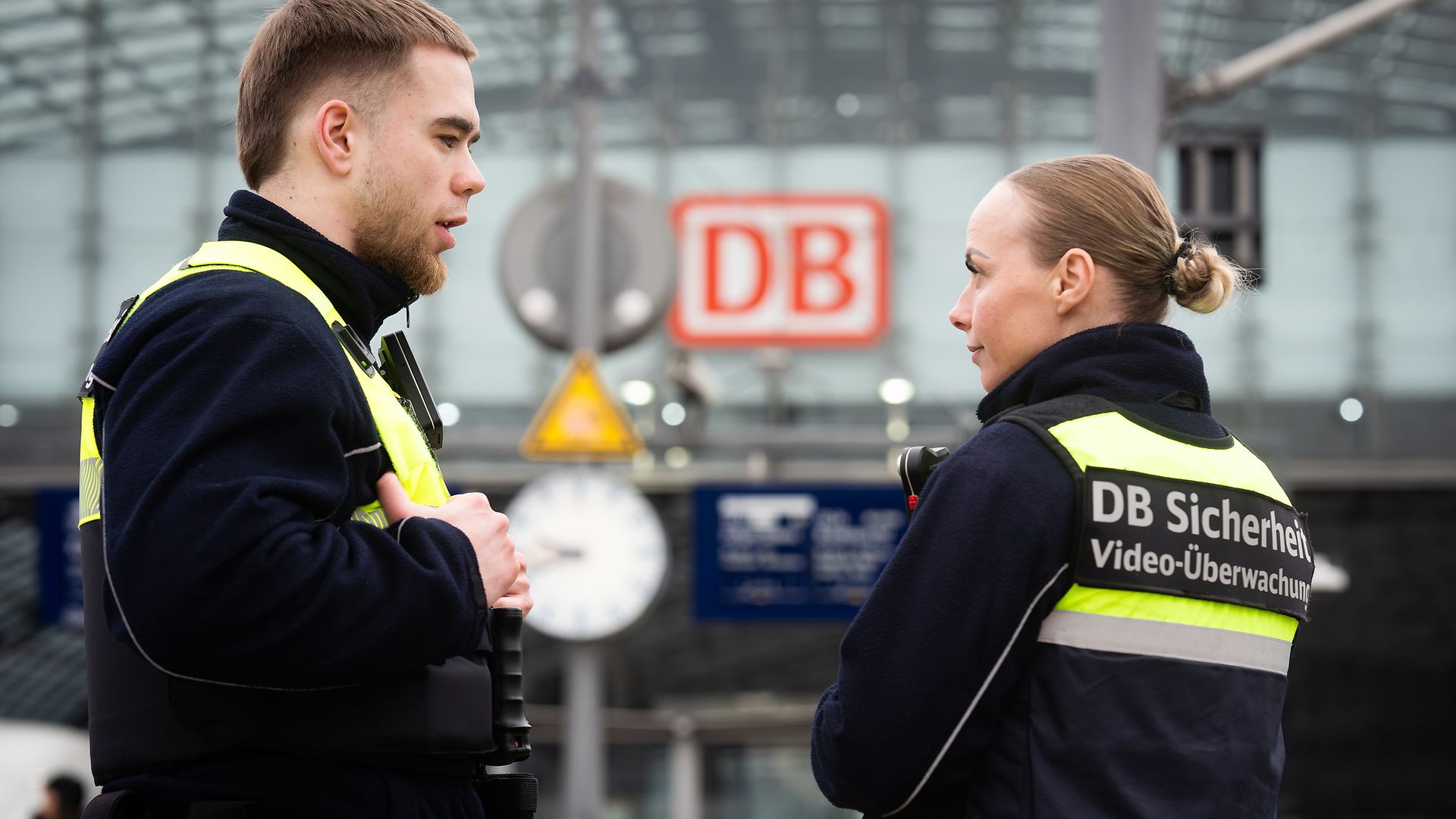 Sicherheitskräfte am Bahnhof