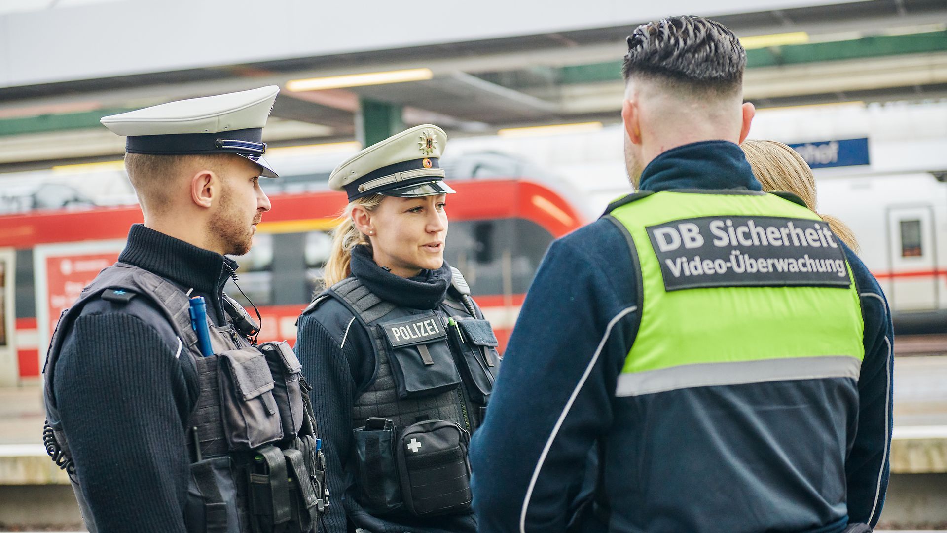 Sicherheitskräfte und Polizisten am Bahnsteig