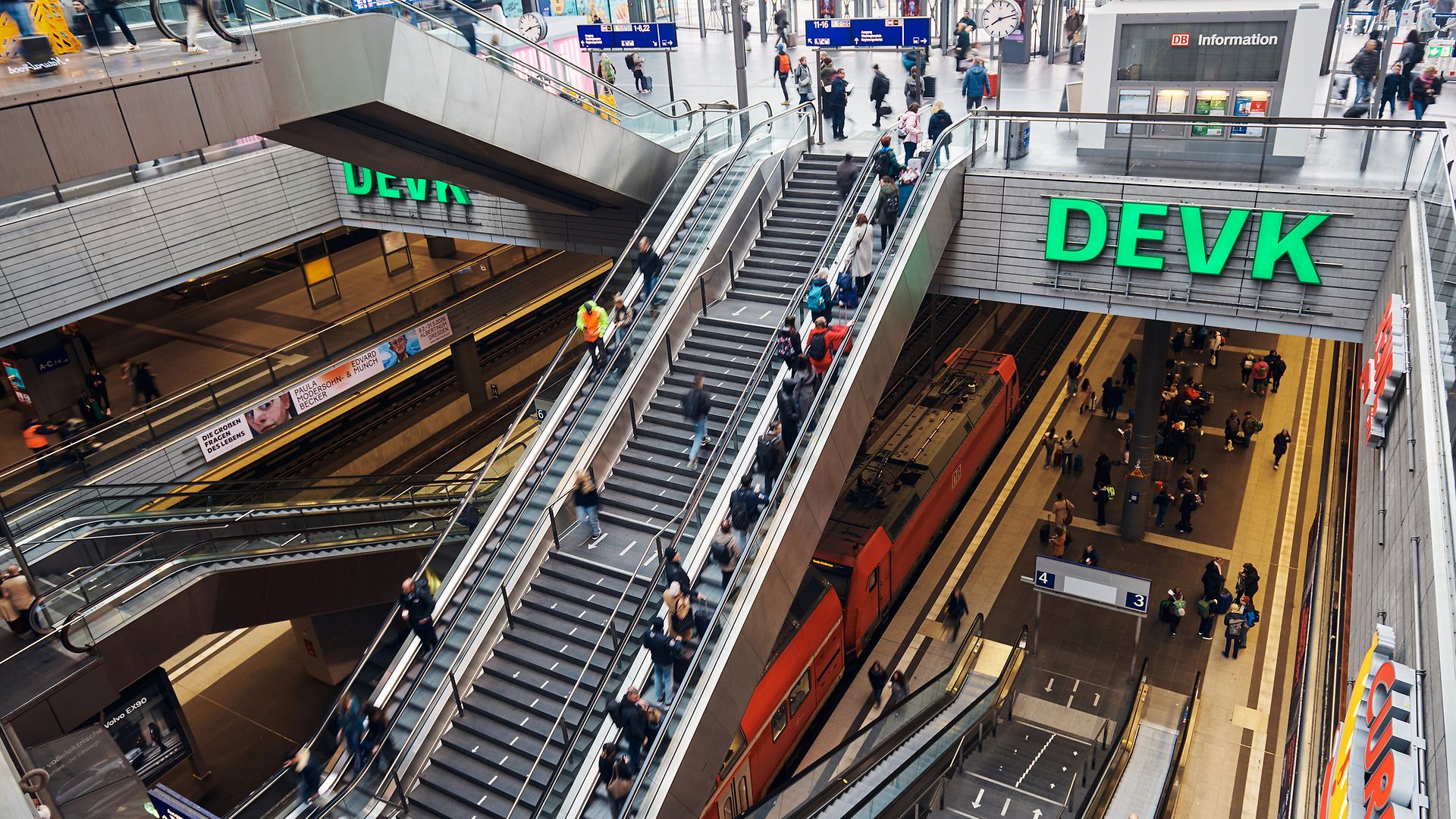 Blick auf Rolltreppen im Hauptbahnhof Berlin