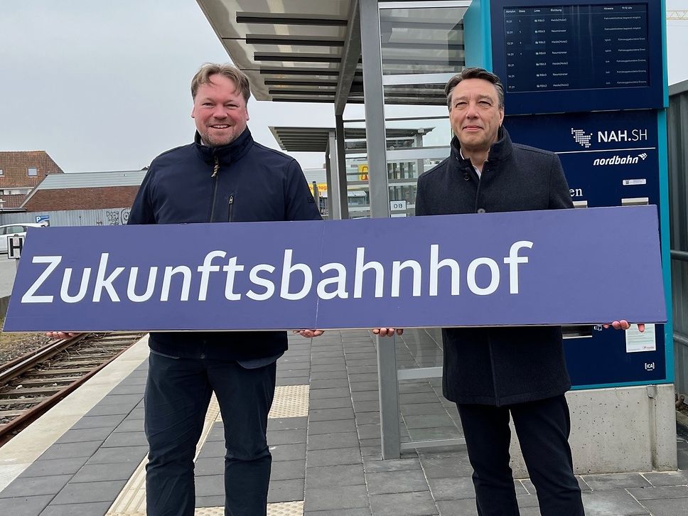 Büsums Bürgermeister Oliver Kumbatzky (v.l.) und Dirk Teubler, Leiter Bahnhofsmanagement Schleswig-Holstein