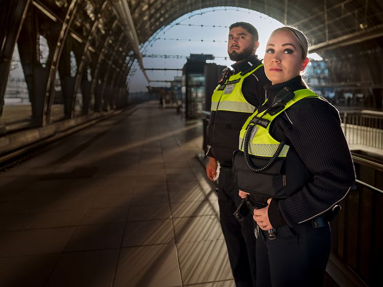 Mitarbeiter und Mitarbeiterin von DB Sicherheit am Bahnsteig