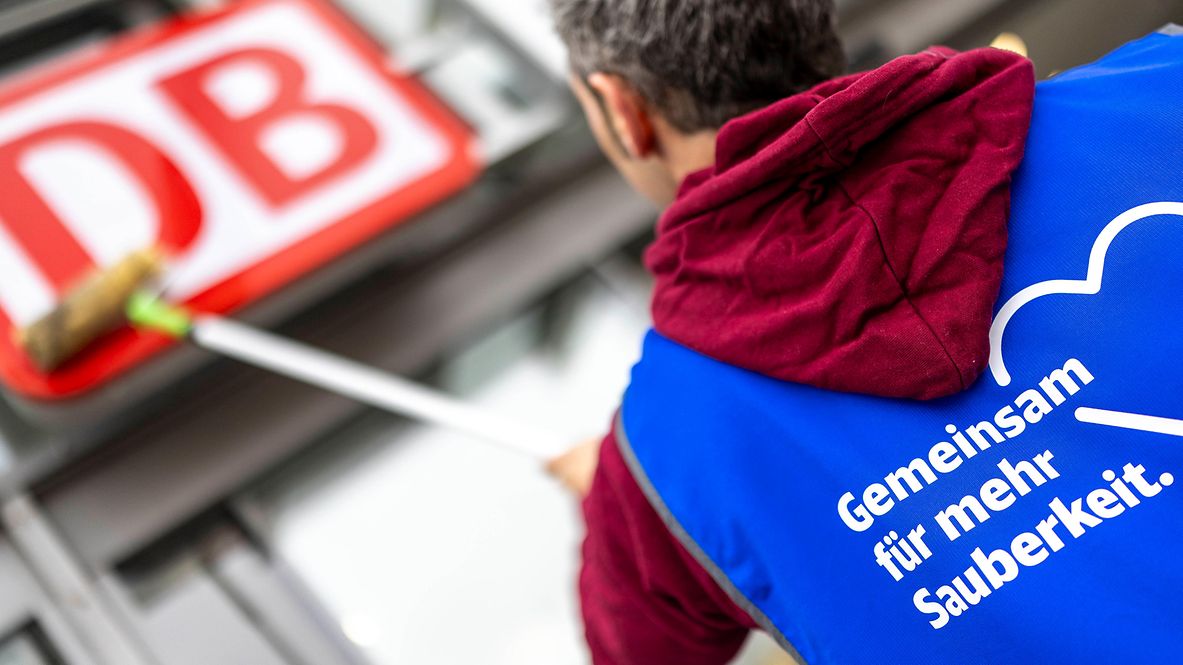 Ein DB-Mitarbeiter putzt am Bahnhof
