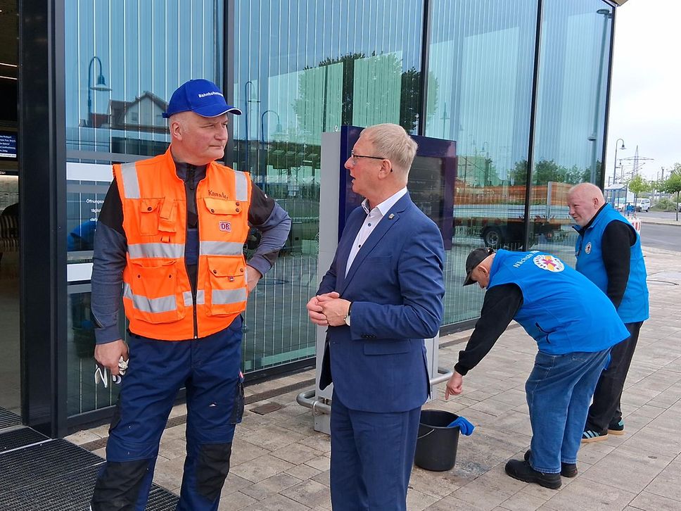 Bürgermeister und Bahnhofsmanager Bitterfeld vorm Hauptbahnhof Bitterfeld