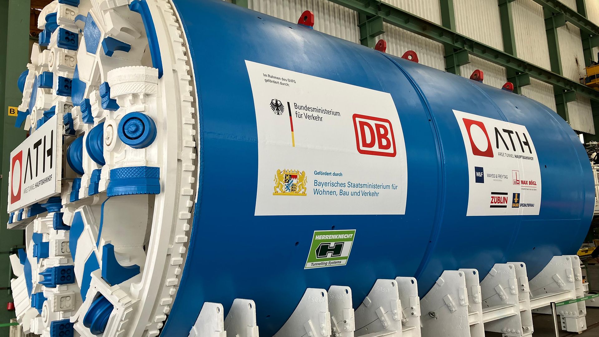 178 Meter lang, 5 Meter Durchmesser, 700 Tonnen schwer: Werksabnahme der ersten Tunnelbohrmaschine der 2. Stammstrecke