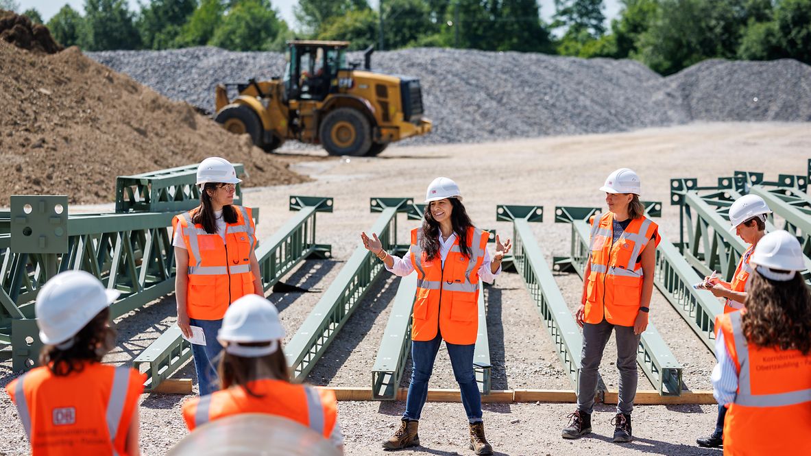 Projektleiterin Aslihan Gebhart auf einer Baustelleneinrichtungsfläche bei Straubing