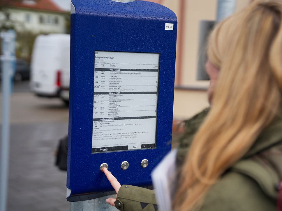 digitaler Bauinfomonitor am Bahnhof