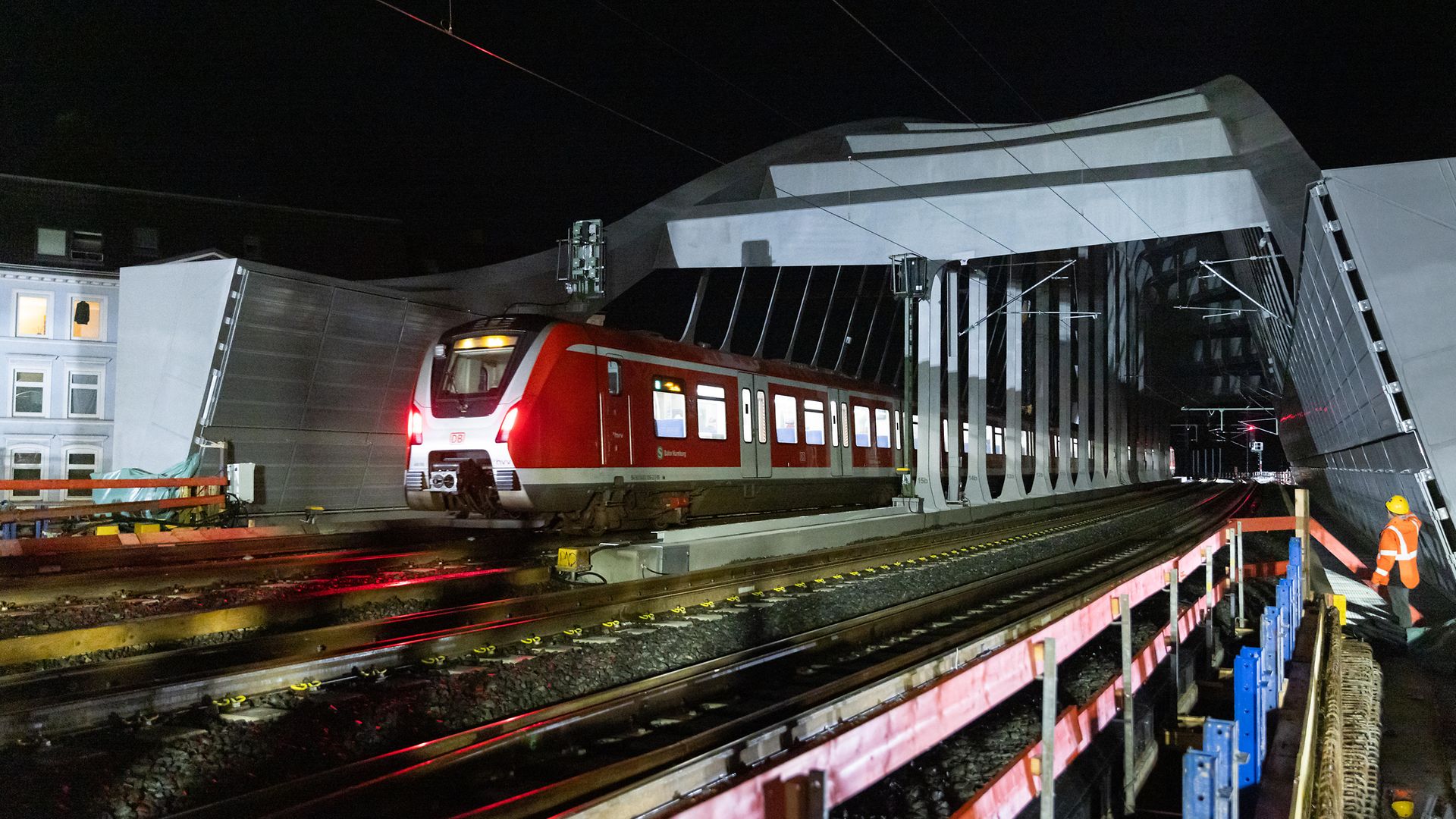Erste Züge rollen über die neue Sternbrücke
