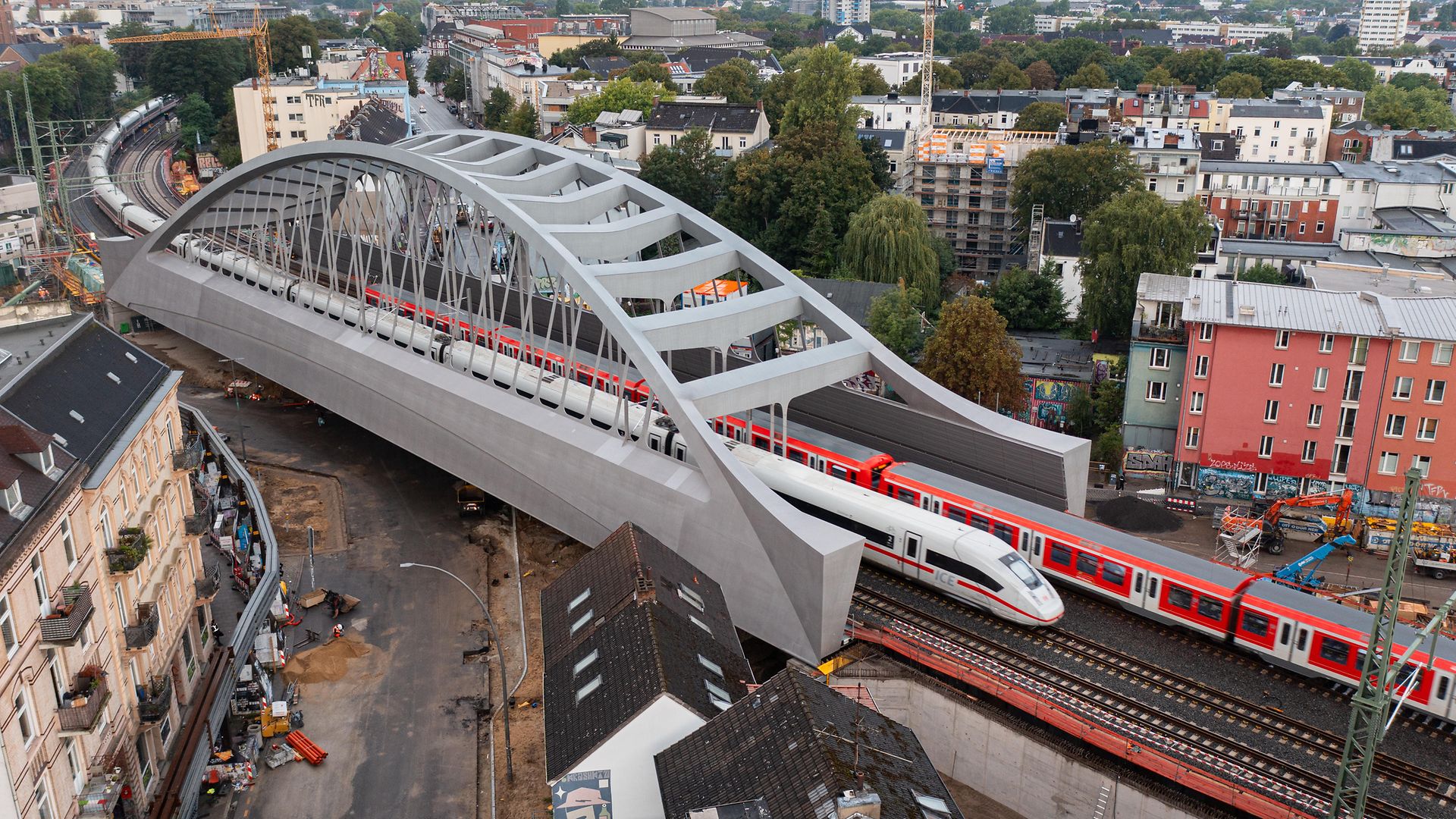 Erste Züge rollen über die neue Sternbrücke