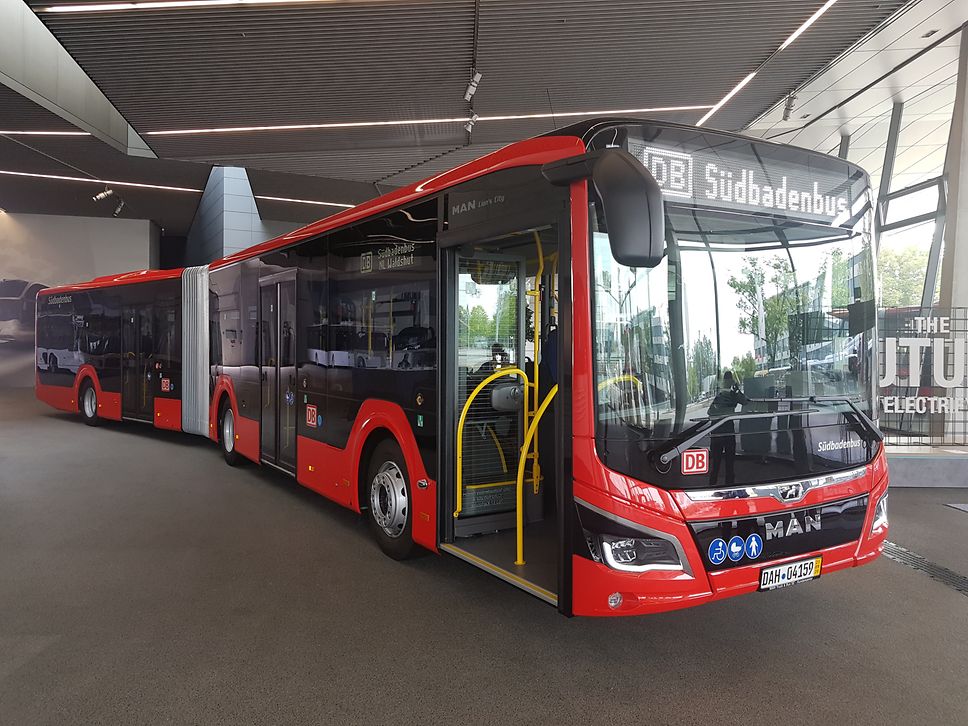 Roter Hybridgelenkbusse von MAN mit dem Schriftzug Südbadenbus in der Displayanzeige