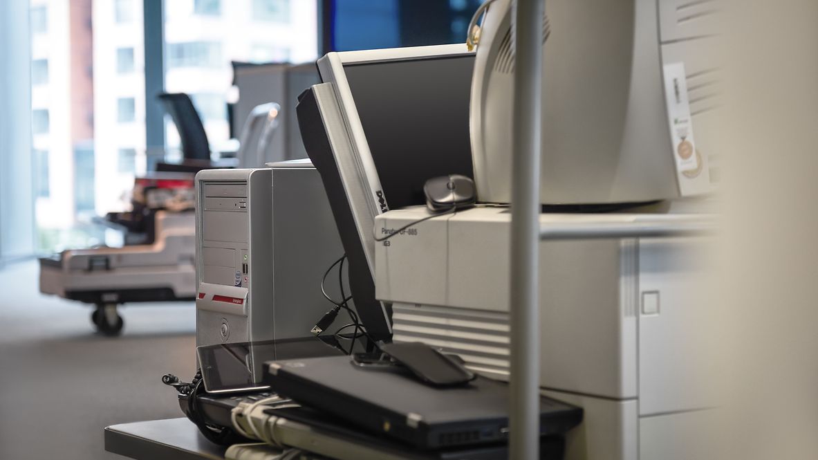 Ausgemusterte Monitore, Laptops, PCs und mobile Endgeräte in einem Büro