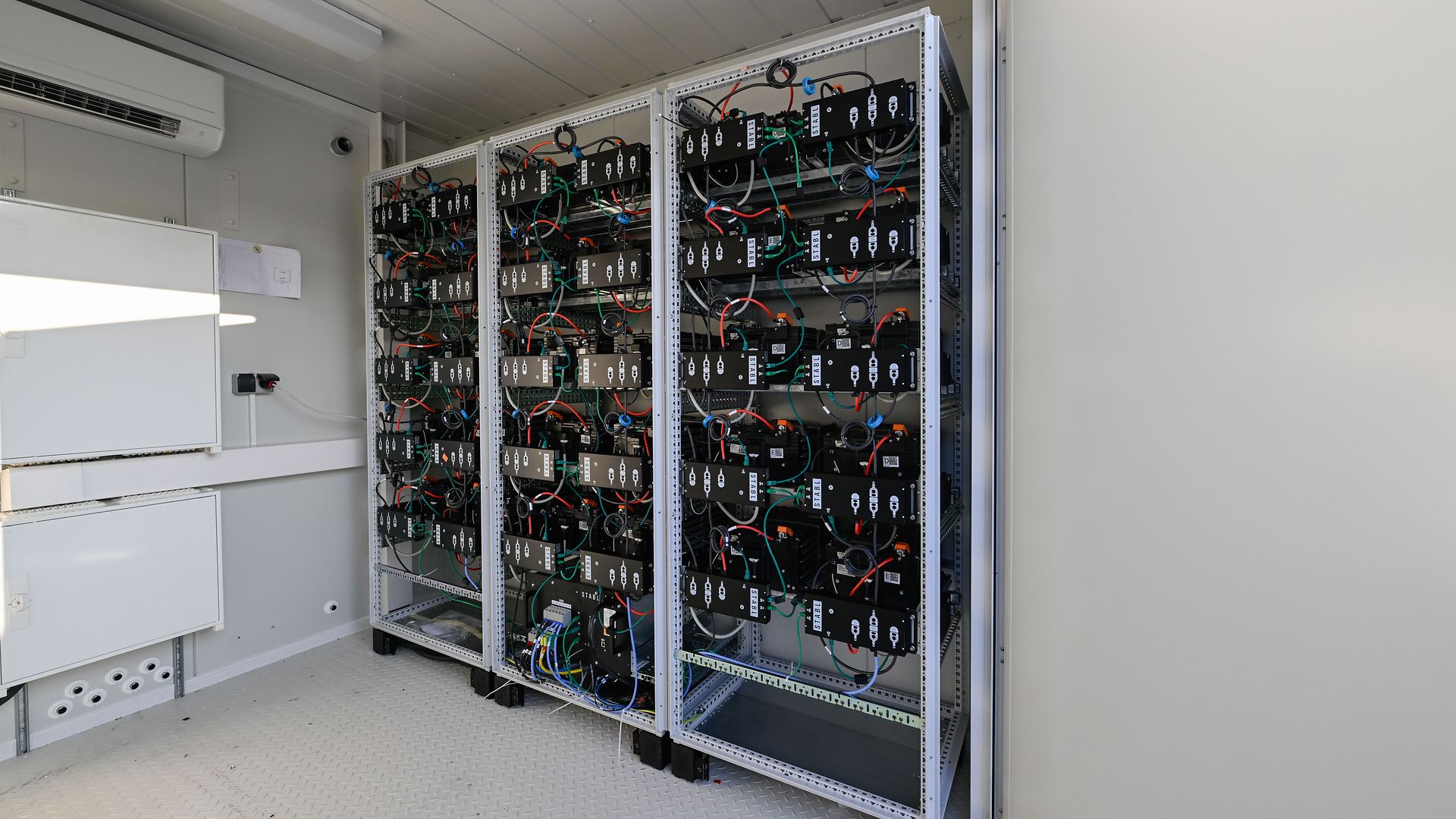 Raum mit mehreren Regalen, in den Batterien gestapelt sind.