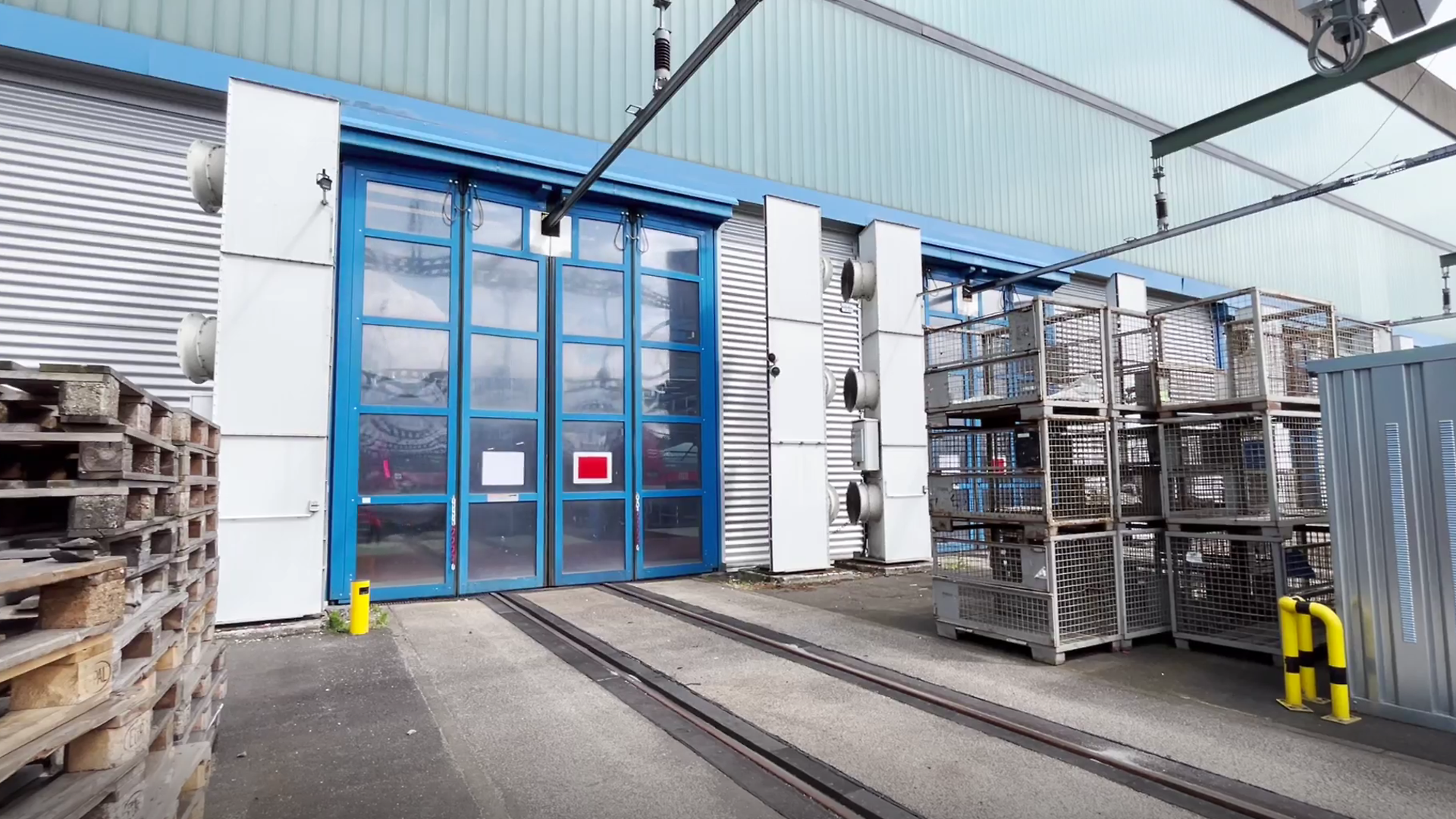 Geschlossenes Hallentor eines Instandhaltungswerkes der DB Regio