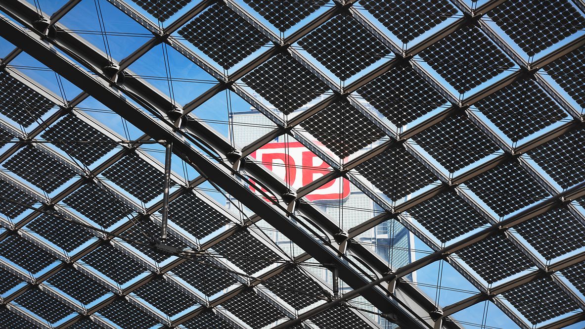 Blick von unten auf die Photovoltaik-Anlage auf dem Dach des Berliner Hauptbahnhofes