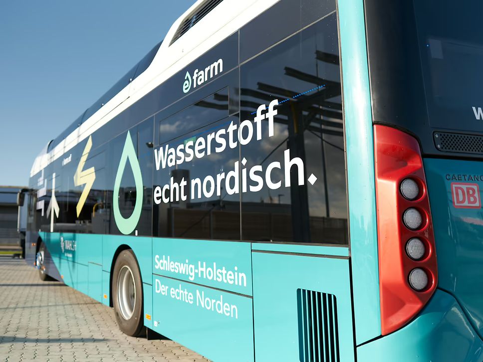 This hydrogen bus transports passengers in an environmentally friendly way. 