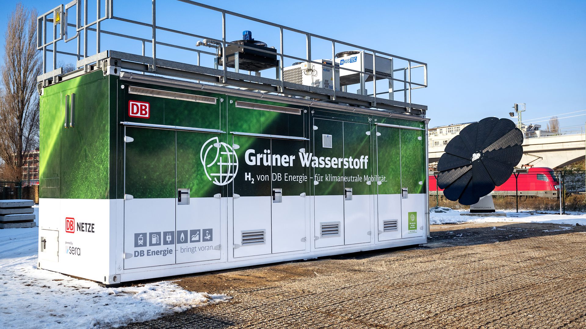 A green-labeled container with the label Green Hydrogen - H2 from DB Energie.