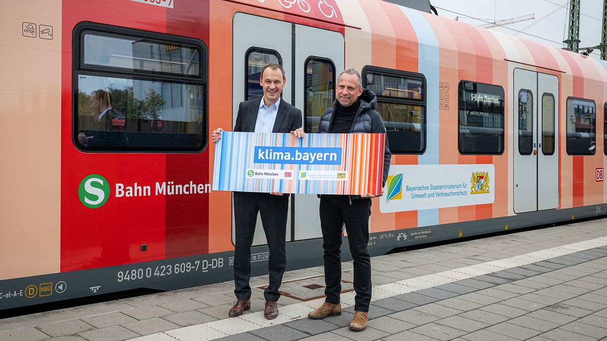 S-Bahn-Chef Dr. Matthias Glaub (links) und Bayerns Umweltminister Thorsten Glauber vor der Klimastreifen-S-Bahn