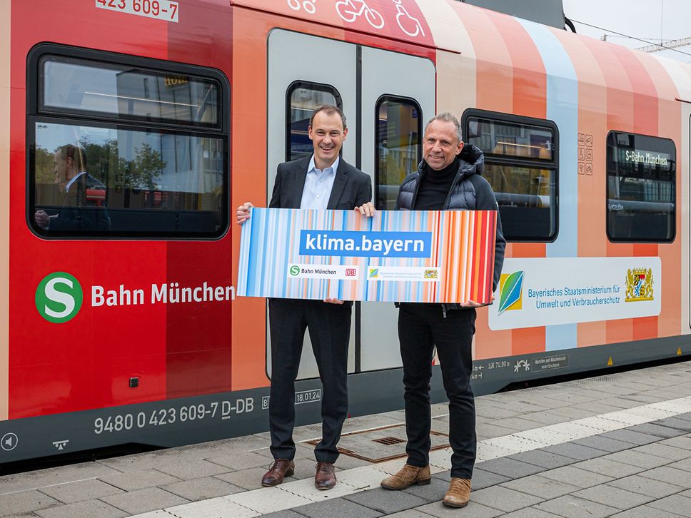 S-Bahn-Chef Dr. Matthias Glaub (links) und Bayerns Umweltminister Thorsten Glauber vor der Klimastreifen-S-Bahn