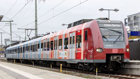 Die mit den bayerischen Klimastreifen gestaltete S-Bahn am Münchner Ostbahnhof