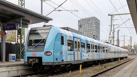 Die mit den bayerischen Klimastreifen gestaltete S-Bahn am Münchner Ostbahnhof
